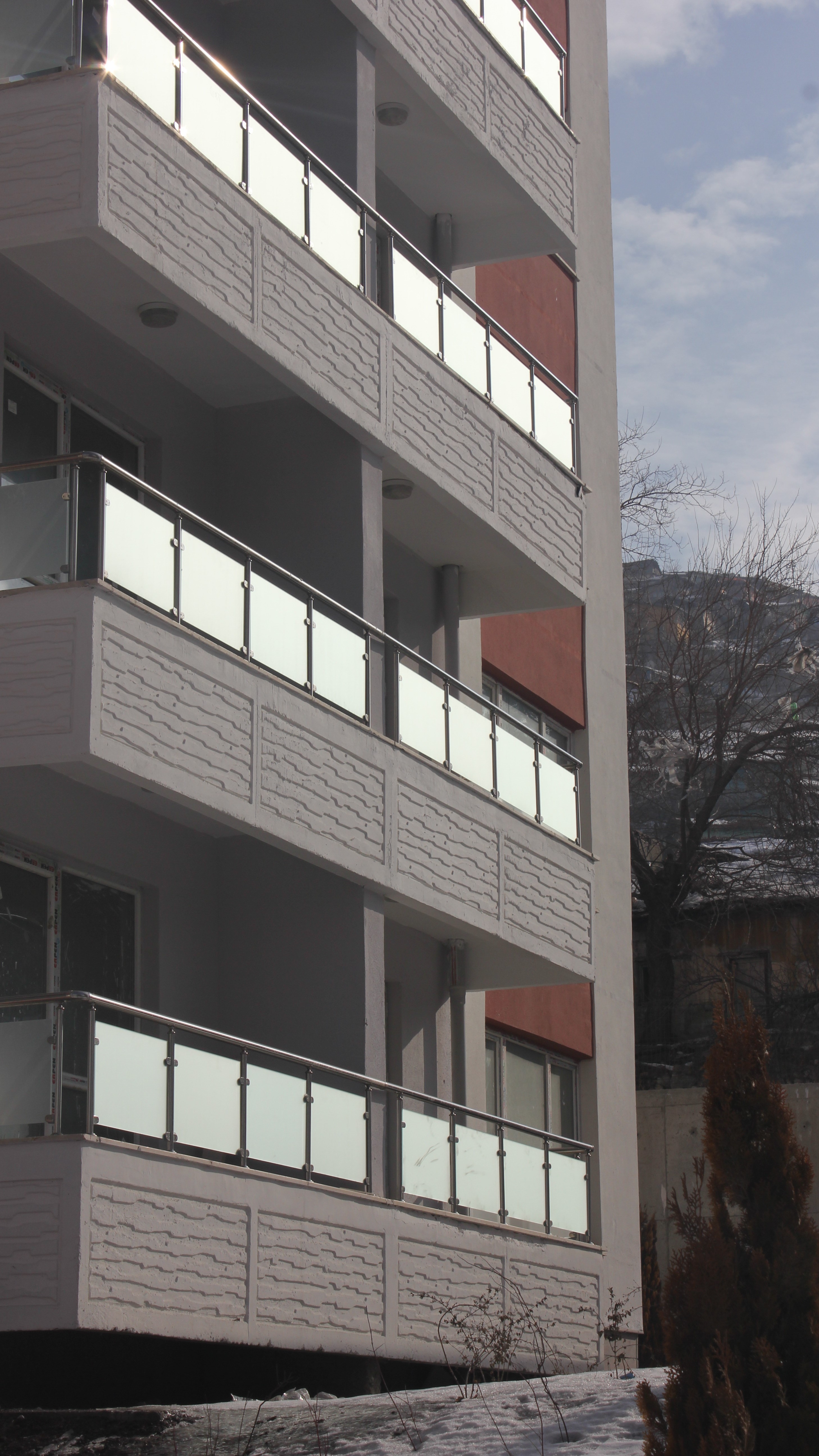 paslanmaz alüminyumdan yapılmış merdiven resmi