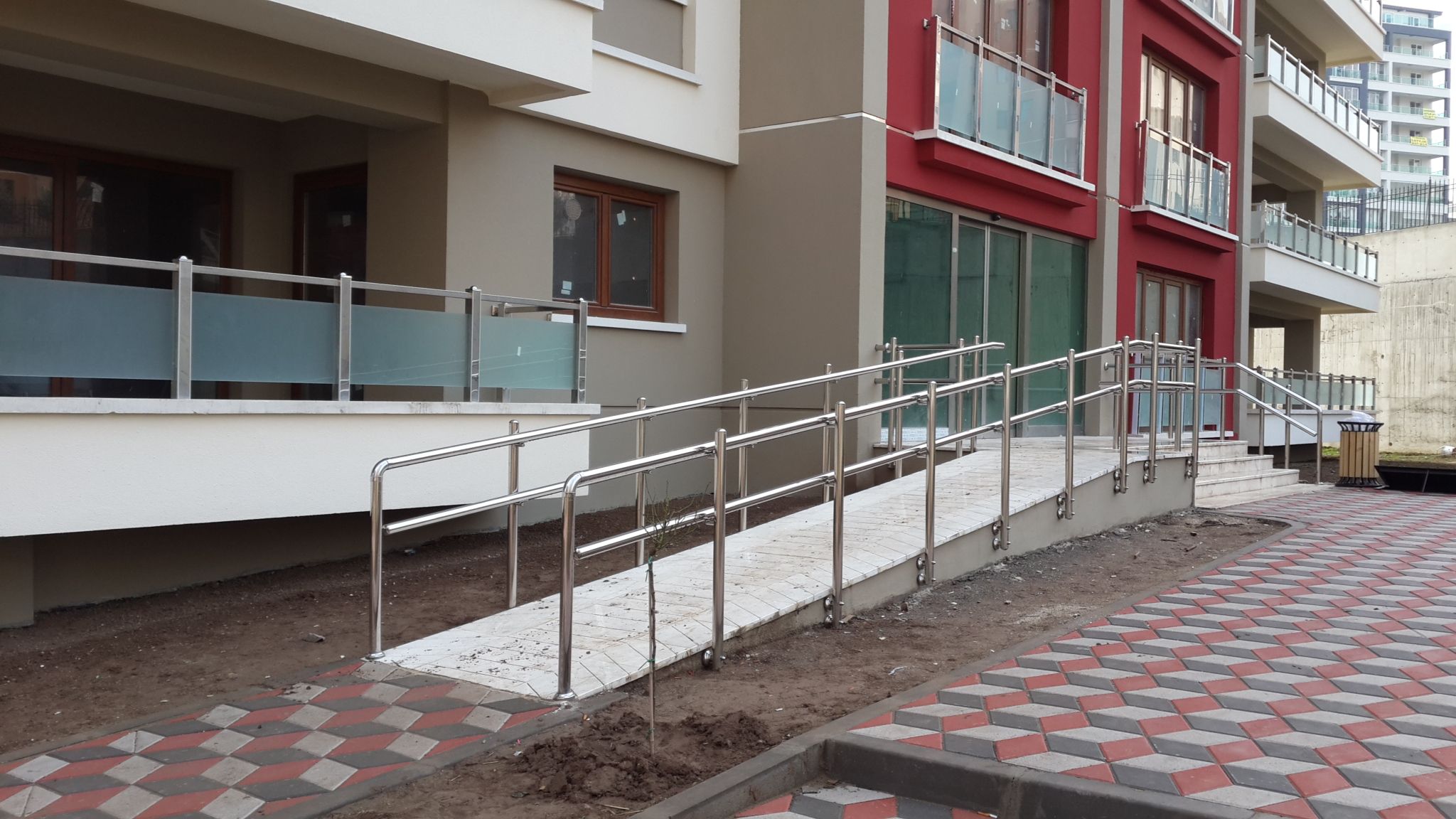 316 kalite paslanmaz korkuluk ve engelli rampası uygulaması